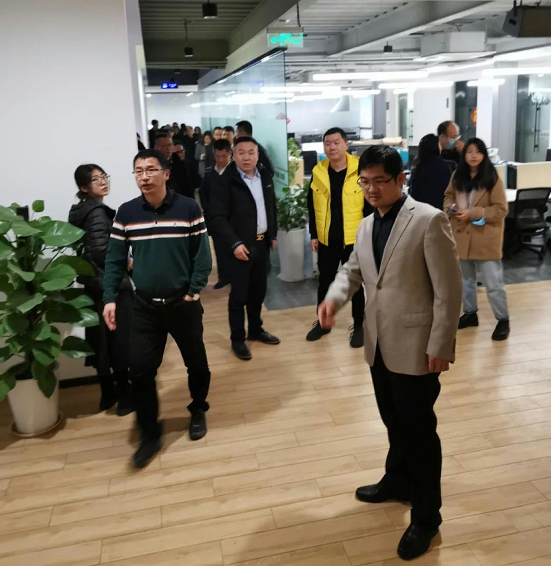 ZOBO油条视频黄片董事长张新峰考察新会员企业 ZOBO油条视频黄片董事长张新峰考察新会员企业